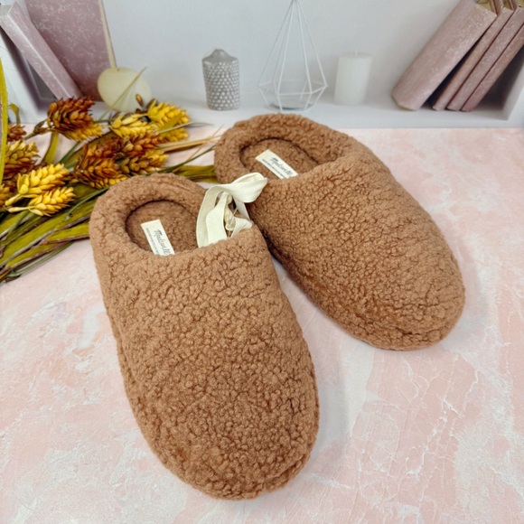 Madewell Shoes - NWT Madewell Sherpa Scuff Tan Women’s Fuzzy Cozy Slippers In Ground Clay Sz 7